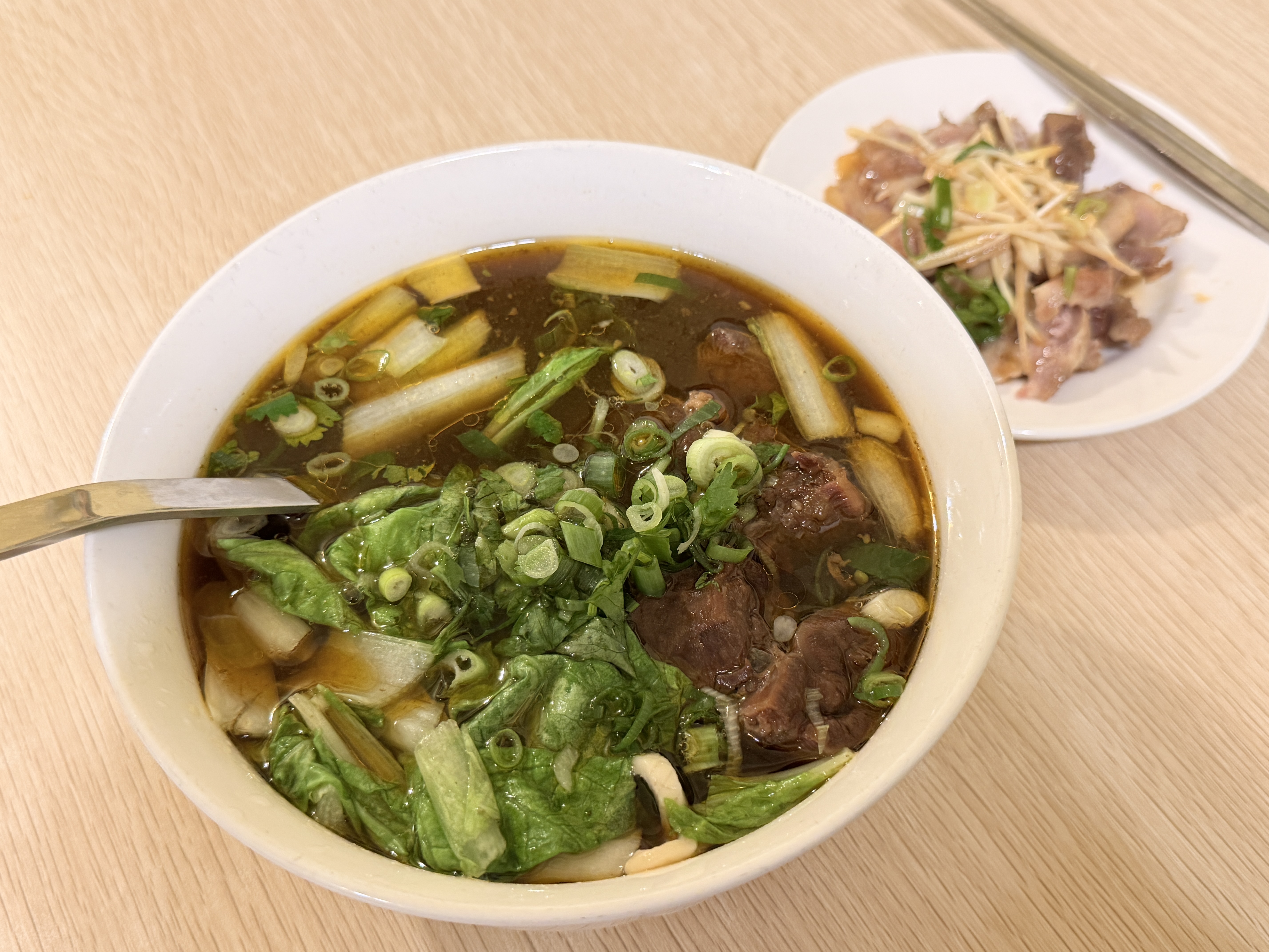 【敗生活｜一人食堂】基隆人推薦｜大俠牛肉麵信義店食記：清爽湯頭＋安靜氛圍，適合一個人吃飯