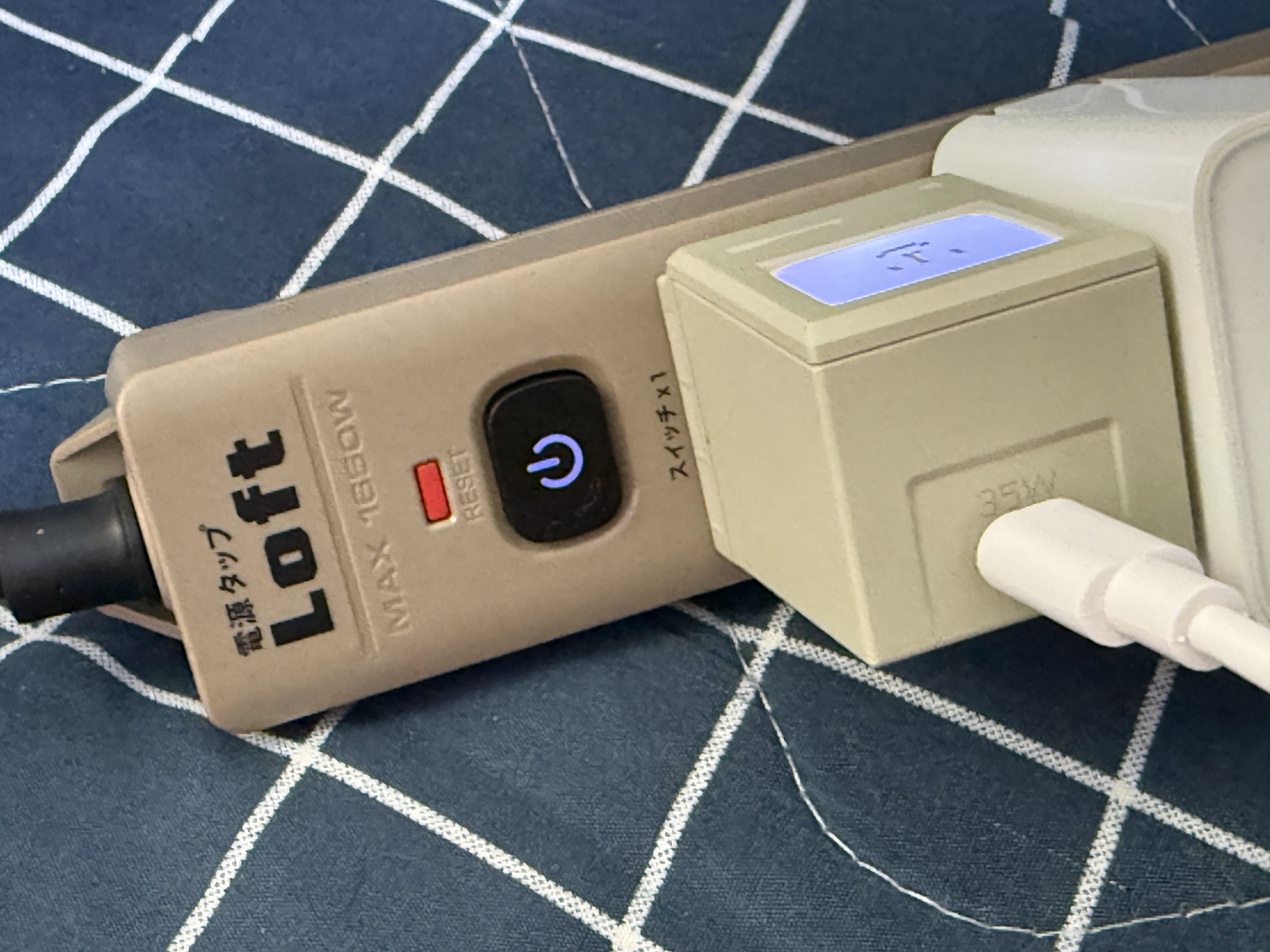 【敗生活｜DIY教學】延長線接地線怎麼拔？DR.AV Loft Life 露營風奶茶色六孔排插實測開箱（800系列）